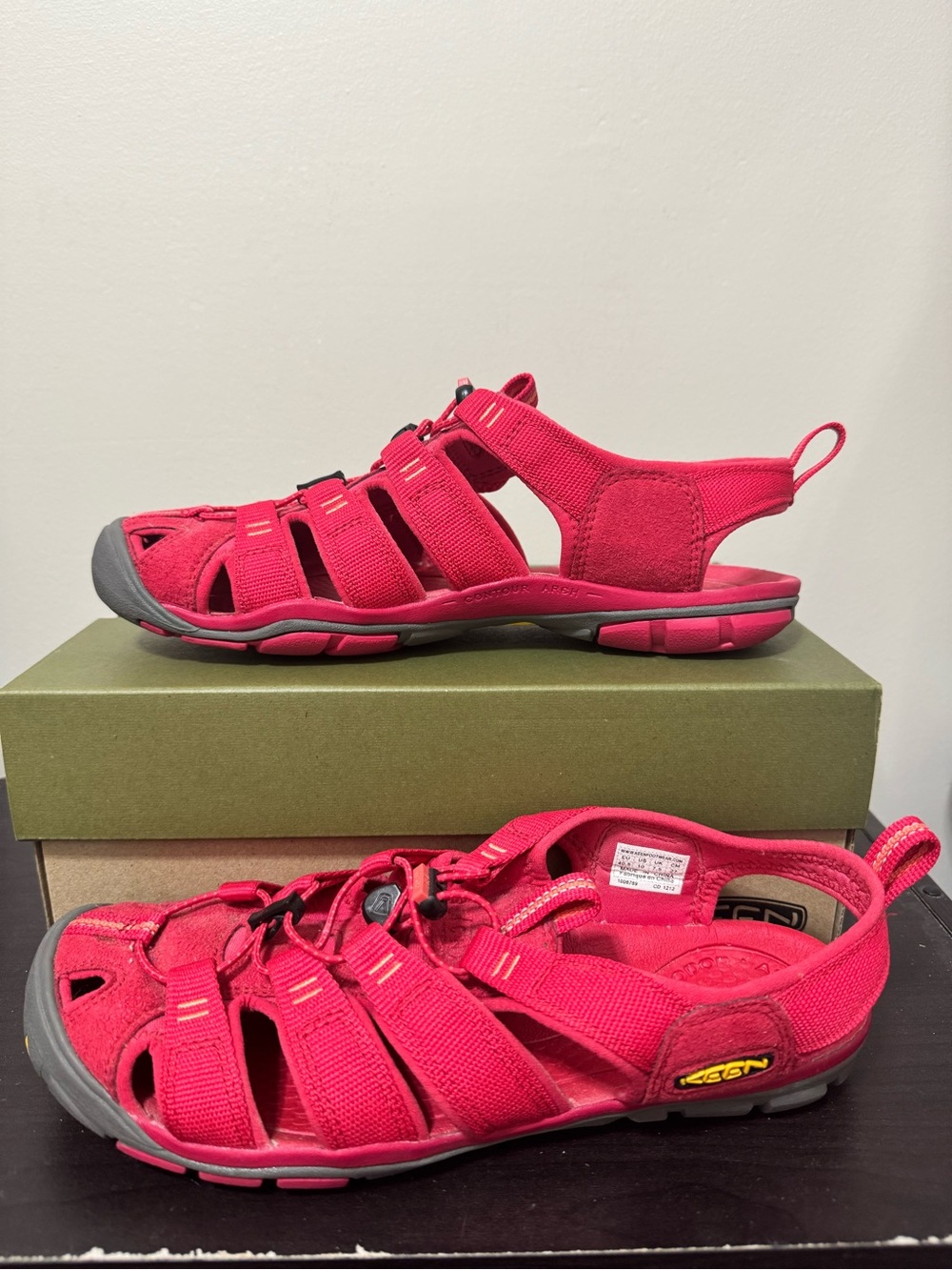 Keen Women's Clearwater Bright Pink Outdoor Sandals Size 10 EUC